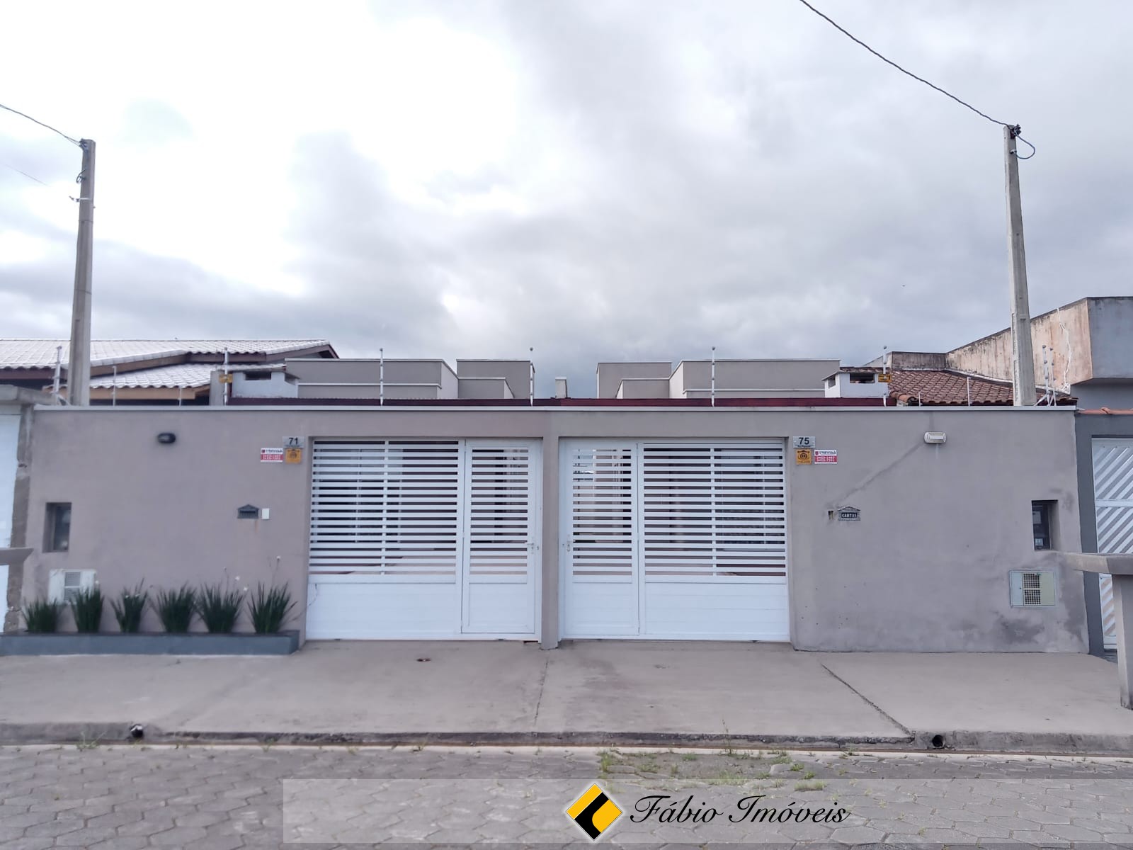 Casa geminada com 2 dormitórios.