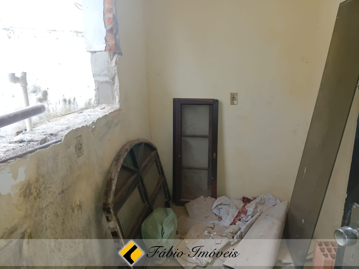 Casa semi reformada em ótima localização! – Foto 6