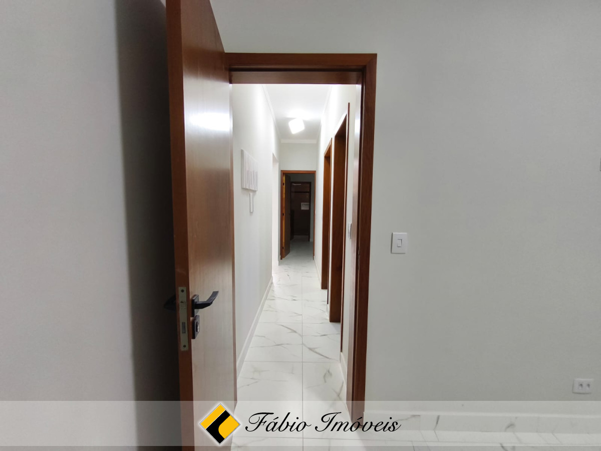 Linda casa reformada, moderna com pé direito alto!! – Foto 25