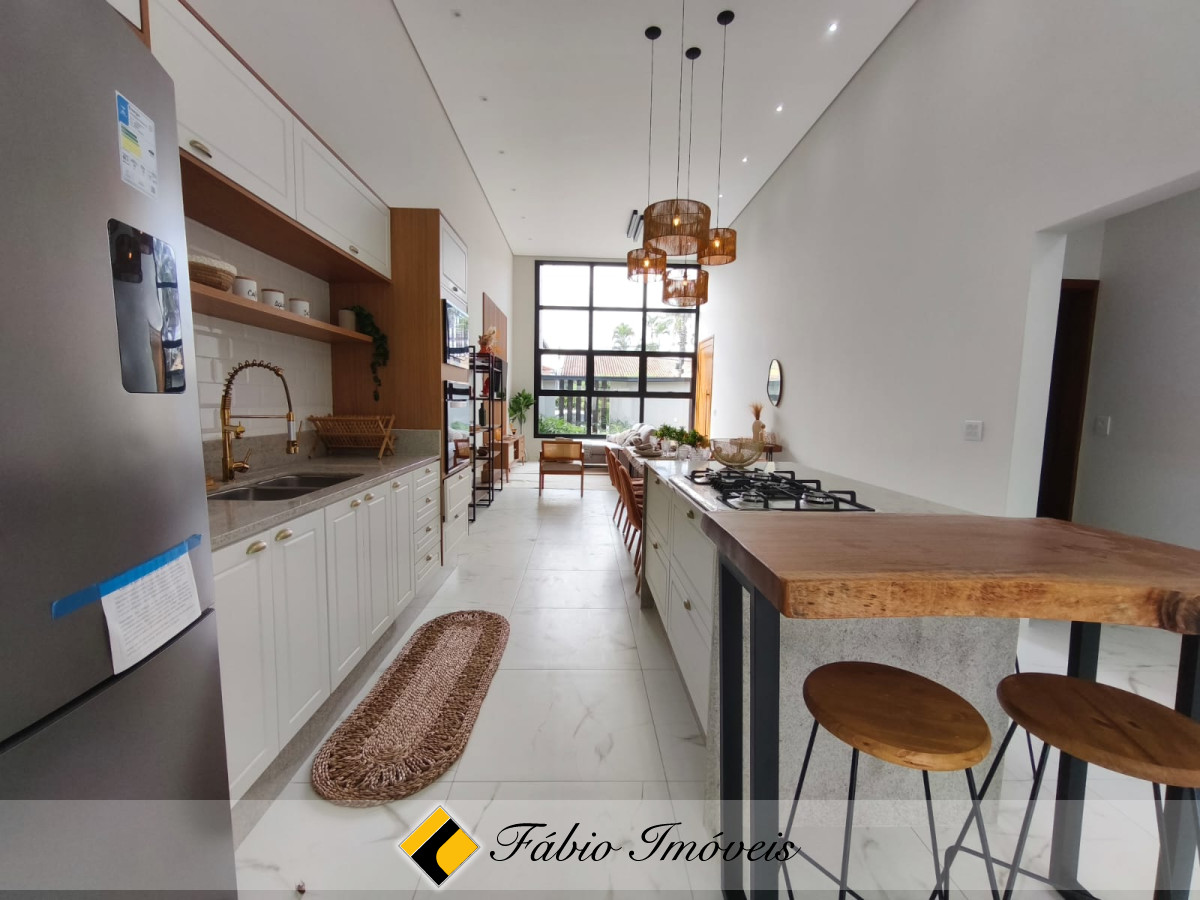 Linda casa reformada, moderna com pé direito alto!! – Foto 13