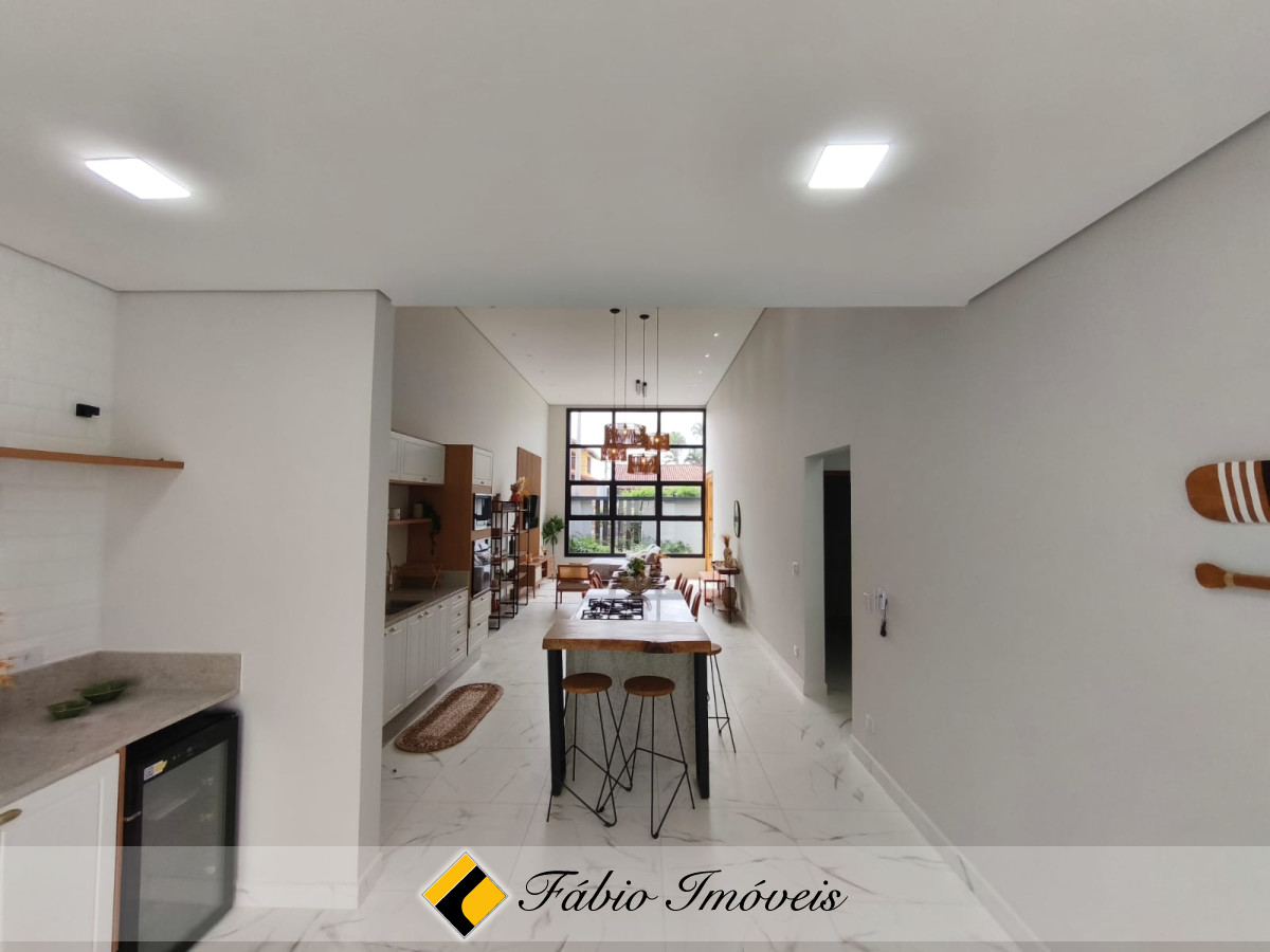 Linda casa reformada, moderna com pé direito alto!! – Foto 17