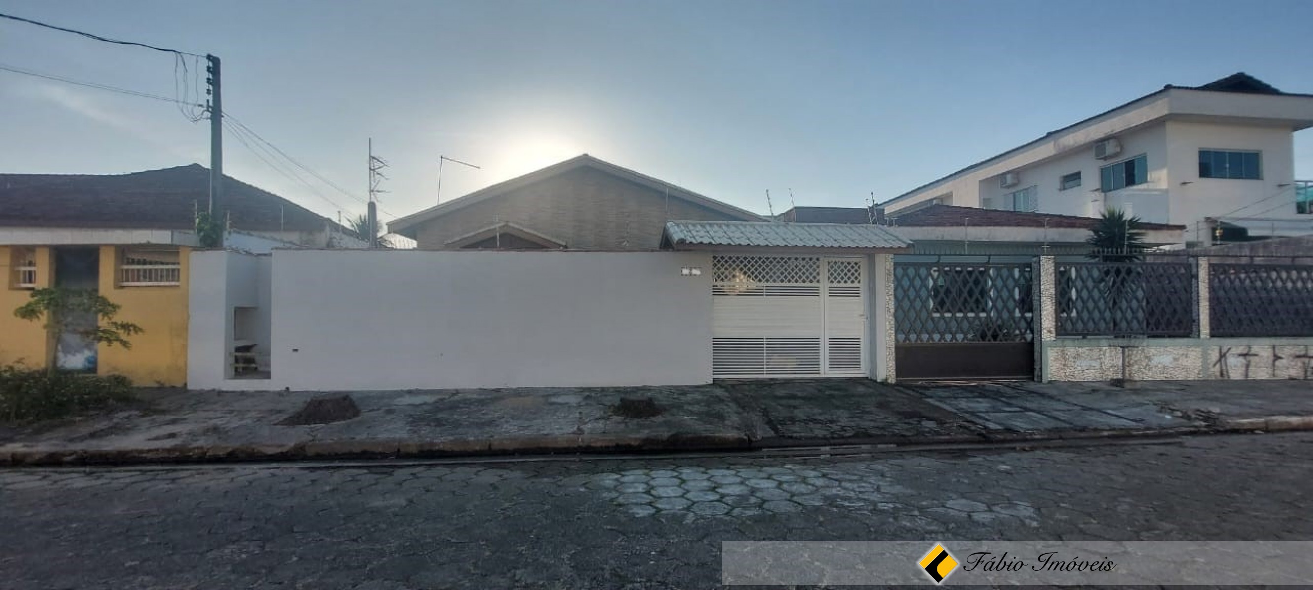 Casa com piscina em excelente localização!