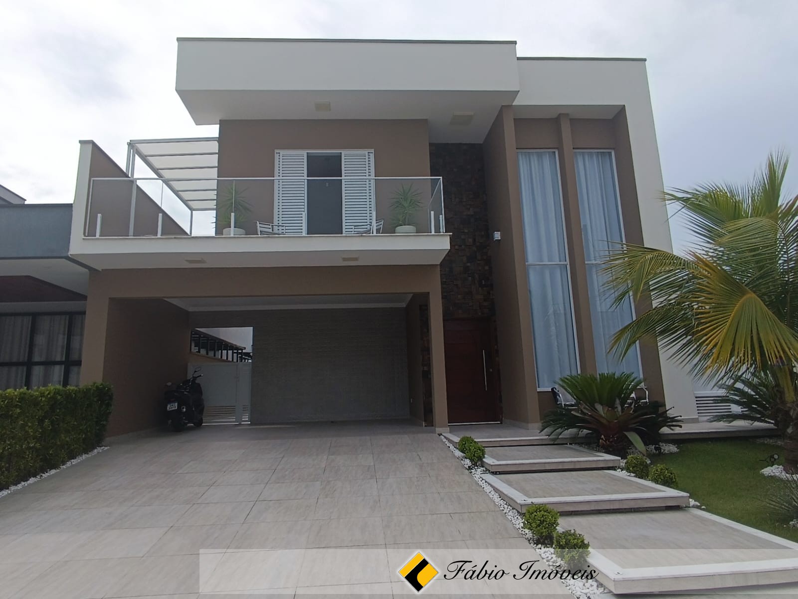 Sobrado novo em Condomínio Fechado