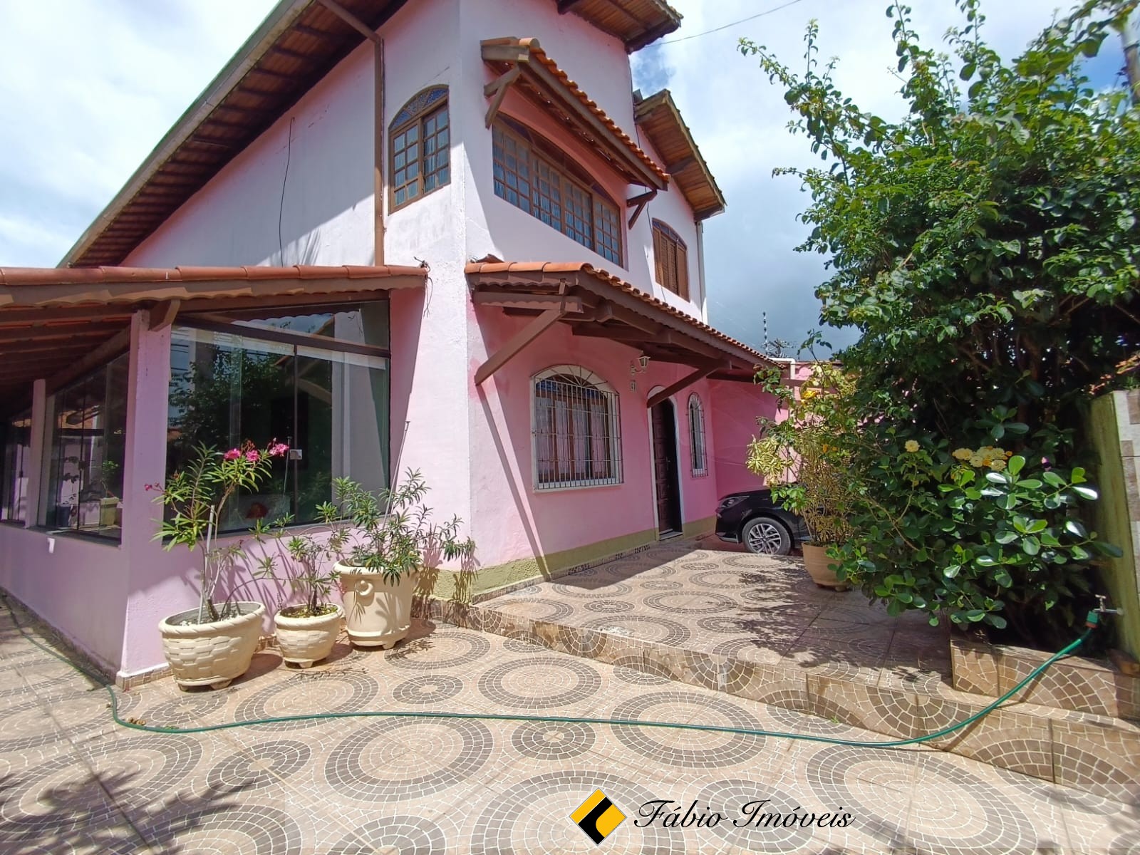 Sobrado bem localizado!