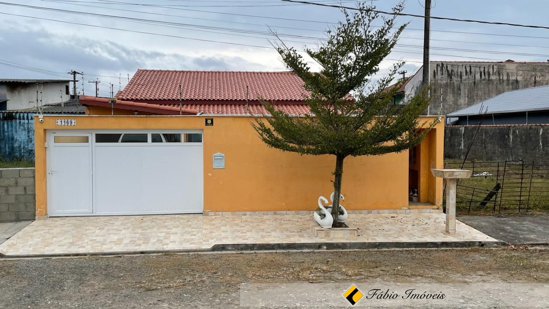 Casa com piscina em bairro nobre!
