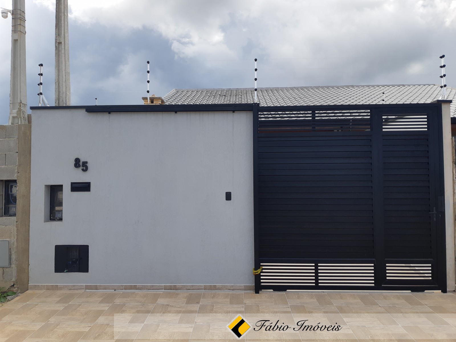 Casa com piscina, nova!!