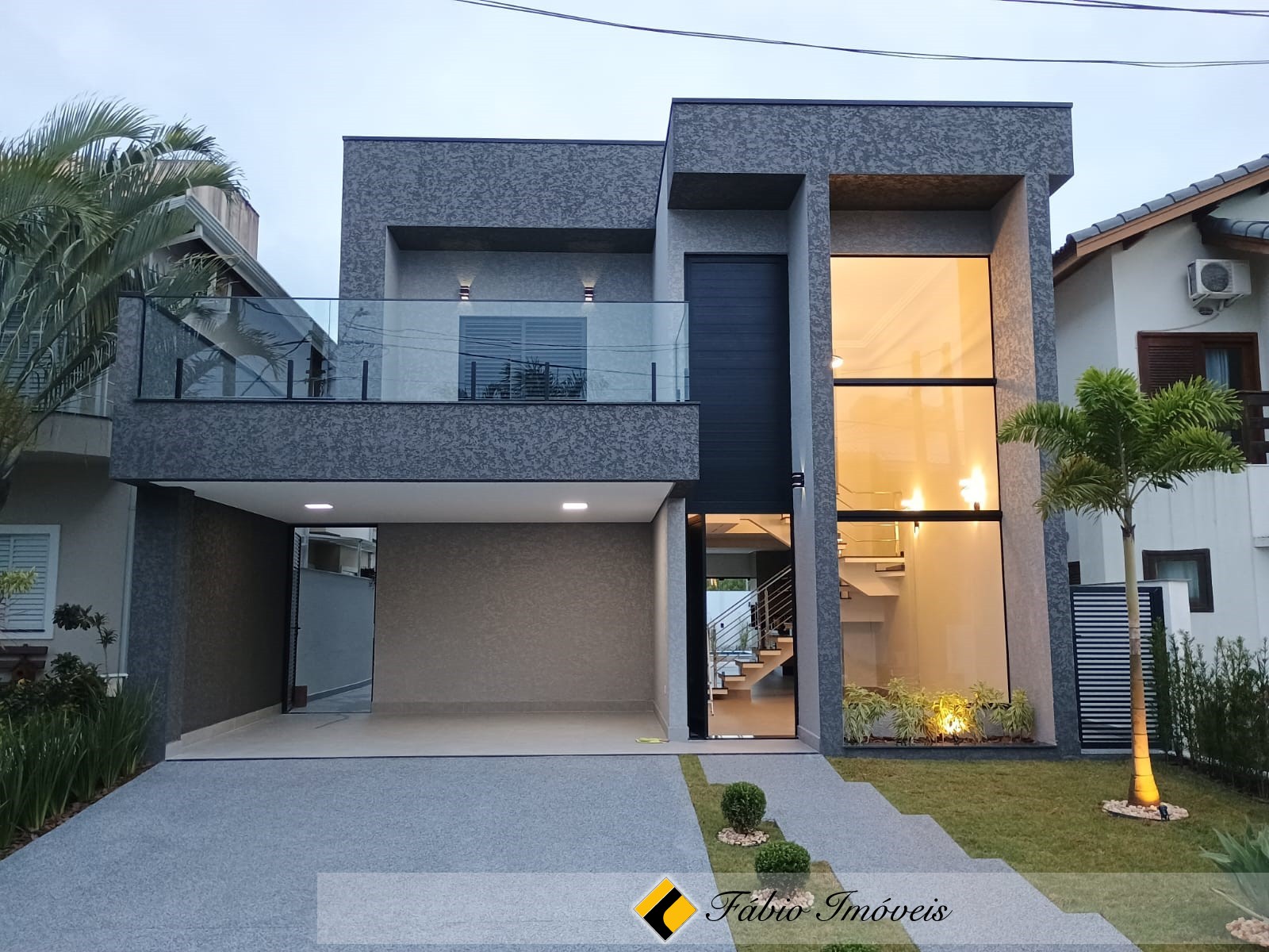 Lindo sobrado em Condomínio/Clube!