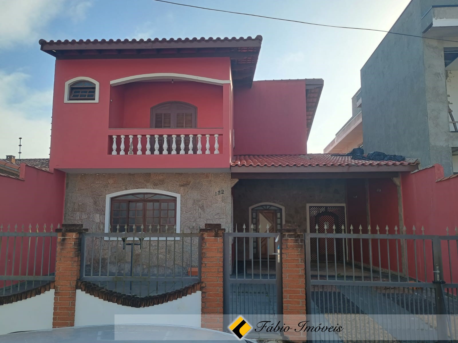 Sobrado a 100 metros da praia!!