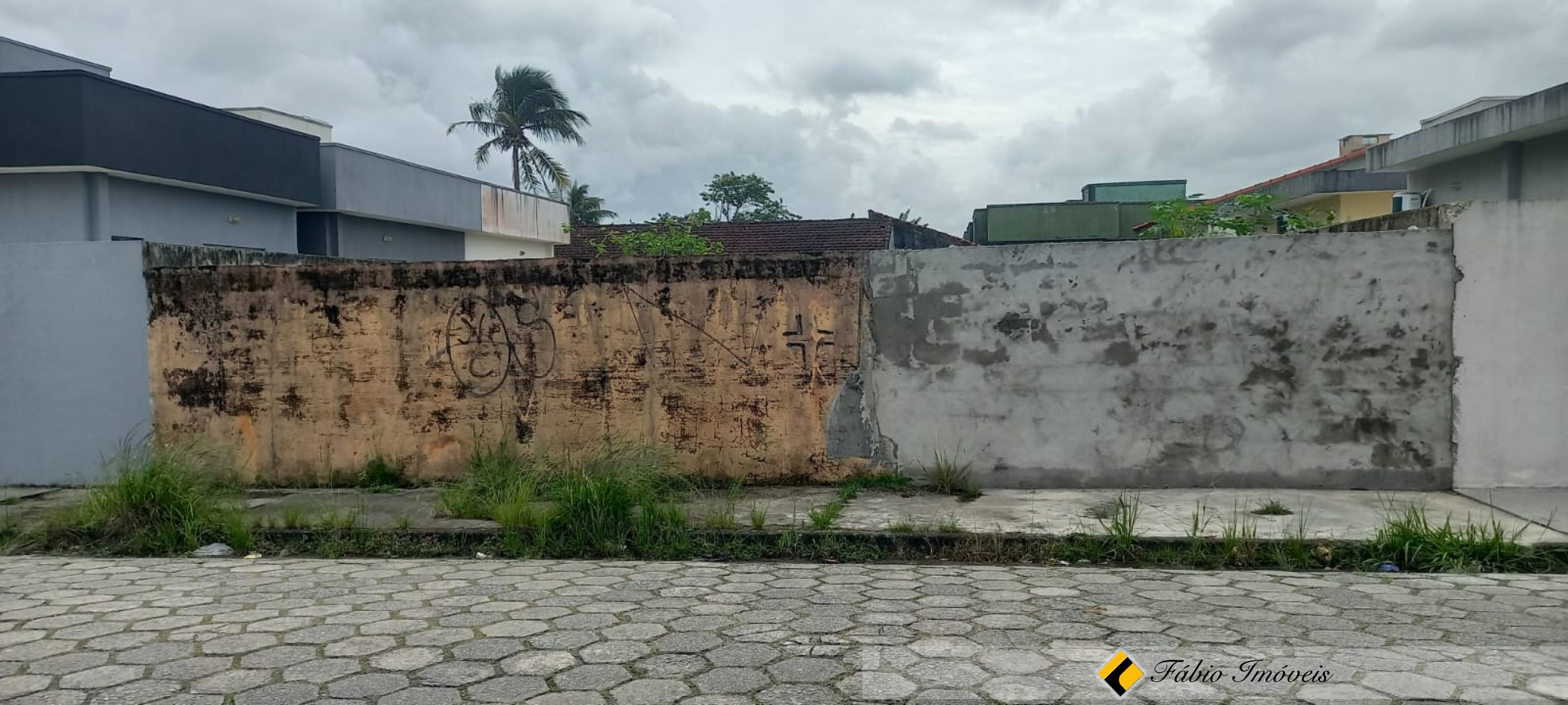 Terreno em ótima localização, para construção de casas geminadas para investimento ou casa isolada!!! – Foto 1