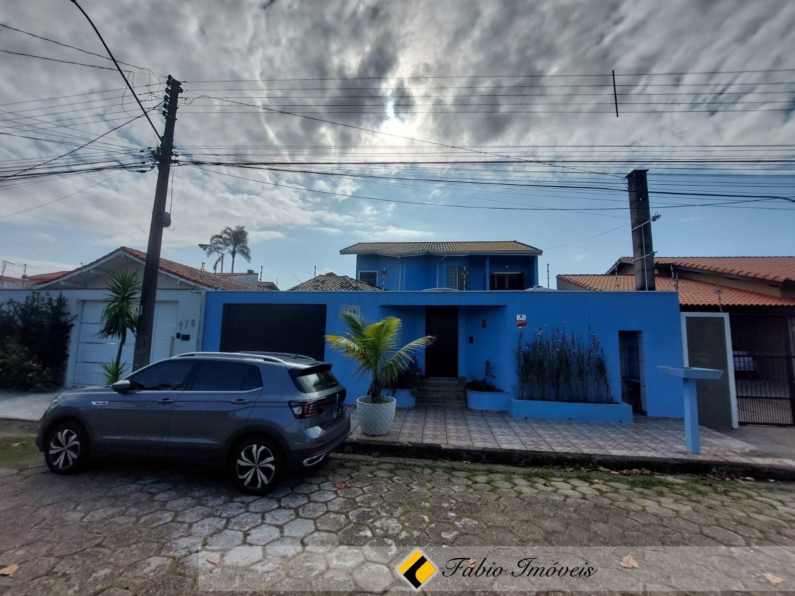 Sobrado lado praia com 4 dormitórios!!